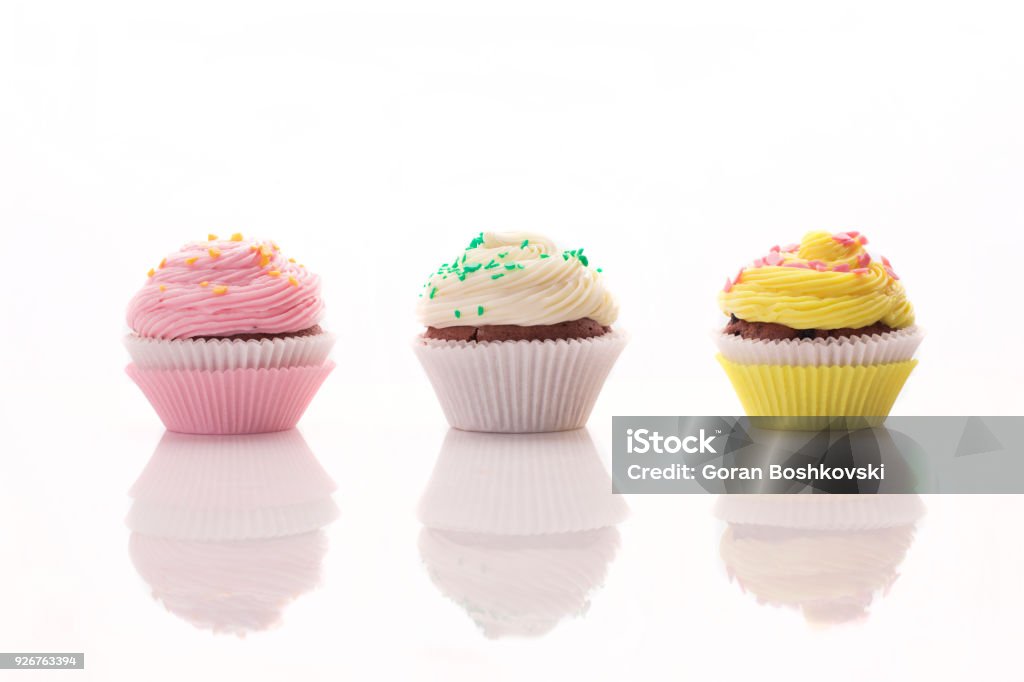 Trois délicieux muffins sur fond blanc - Photo de Cupcake libre de droits