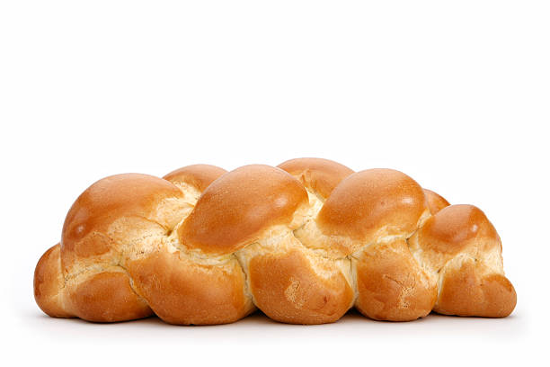 pão entrelaçado pão isolado em fundo branco - challah imagens e fotografias de stock