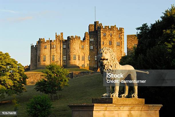 Photo libre de droit de Château Dalnwick Et Le Pont Des Lions banque d'images et plus d'images libres de droit de Château d'Alnwick - Château d'Alnwick, Alnwick, Caillou