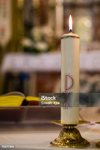 En La Iglesia Foto de stock y más banco de imágenes de Altar - Altar, Ambiente atmosférico, Biblia