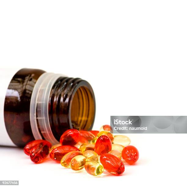 Giallo E Rosso Pillole - Fotografie stock e altre immagini di Aperto - Aperto, Bianco, Bottiglia