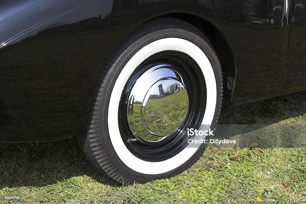 Rueda de coche Vintage con Chrome tapacubos - Foto de stock de Anticuado libre de derechos