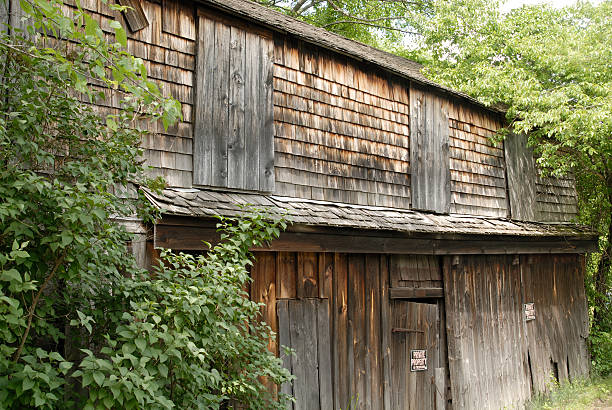 istock Old Boarded Up New England Building 92677956