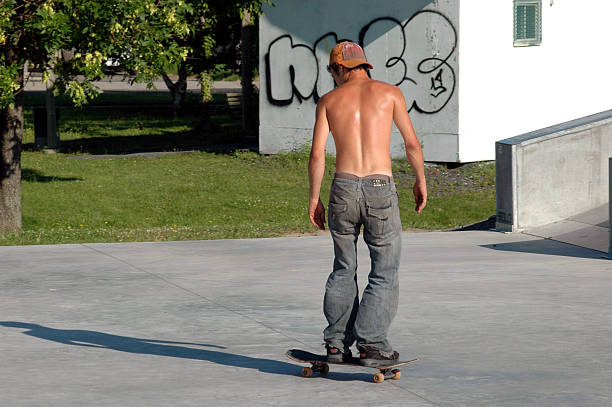 skatista do tronco - skateboard park ramp skateboard graffiti imagens e fotografias de stock