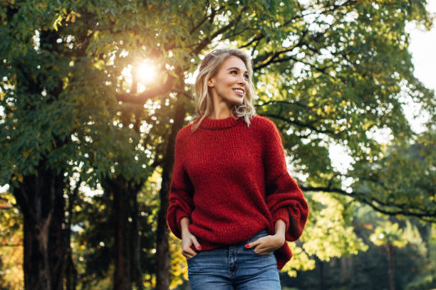 mujer bella - autumn women park forest fotografías e imágenes de stock