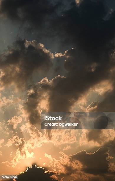 Daybreak Espectacular Cielo Con Nubes Y Sol Foto de stock y más banco de imágenes de Amanecer - Amanecer, Cielo, Clima