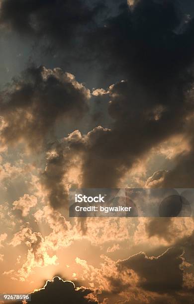 Brzasku Z Dramatyczne Niebo Chmury I Słońce - zdjęcia stockowe i więcej obrazów Bez ludzi - Bez ludzi, Brzask, Chmura