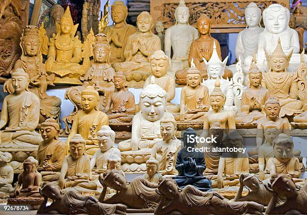 Múltiples Estatuas De Buda De Venta Foto de stock y más banco de imágenes de Buda - Buda, Budismo, Color - Tipo de imagen