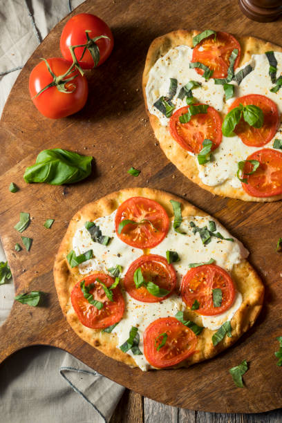 mozarella basilico e pomodoro focaccia pizza - mozarella sul tavolo foto e immagini stock