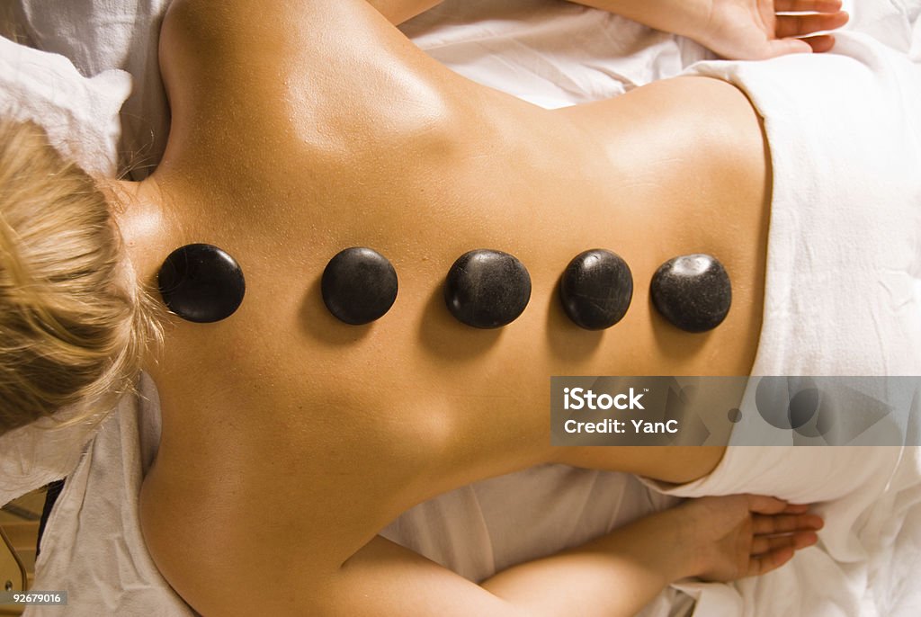 Камни на спине - Стоковые фото Альтернативная терапия роялти-фри