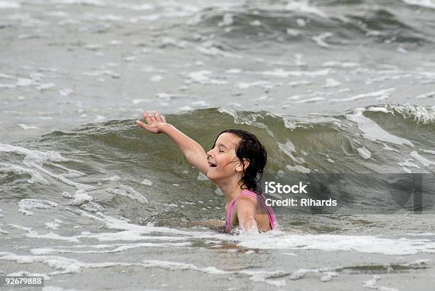 Chica Nadando En El Mar Báltico Foto de stock y más banco de imágenes de Adolescente - Adolescente, Agua, Aire libre