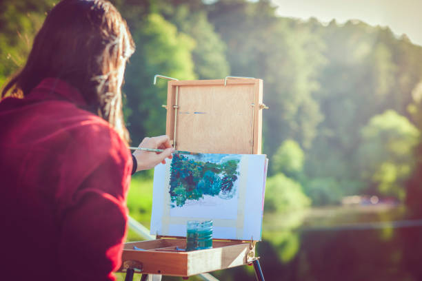mujer artista de pintura al aire libre - painting artist landscape painted image fotografías e imágenes de stock
