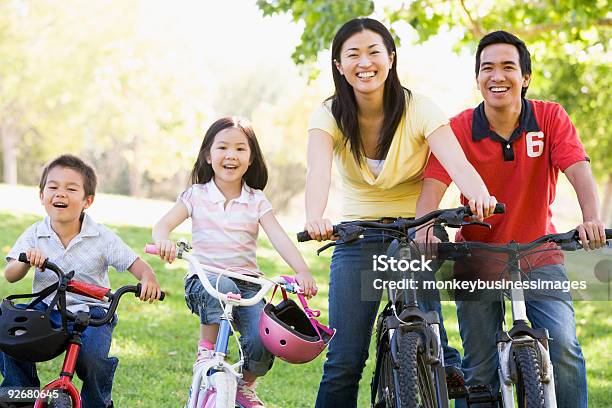 Photo libre de droit de Famille Sur Des Vélos À Lextérieur Souriant banque d'images et plus d'images libres de droit de Faire du vélo - Faire du vélo, Famille, Vélo