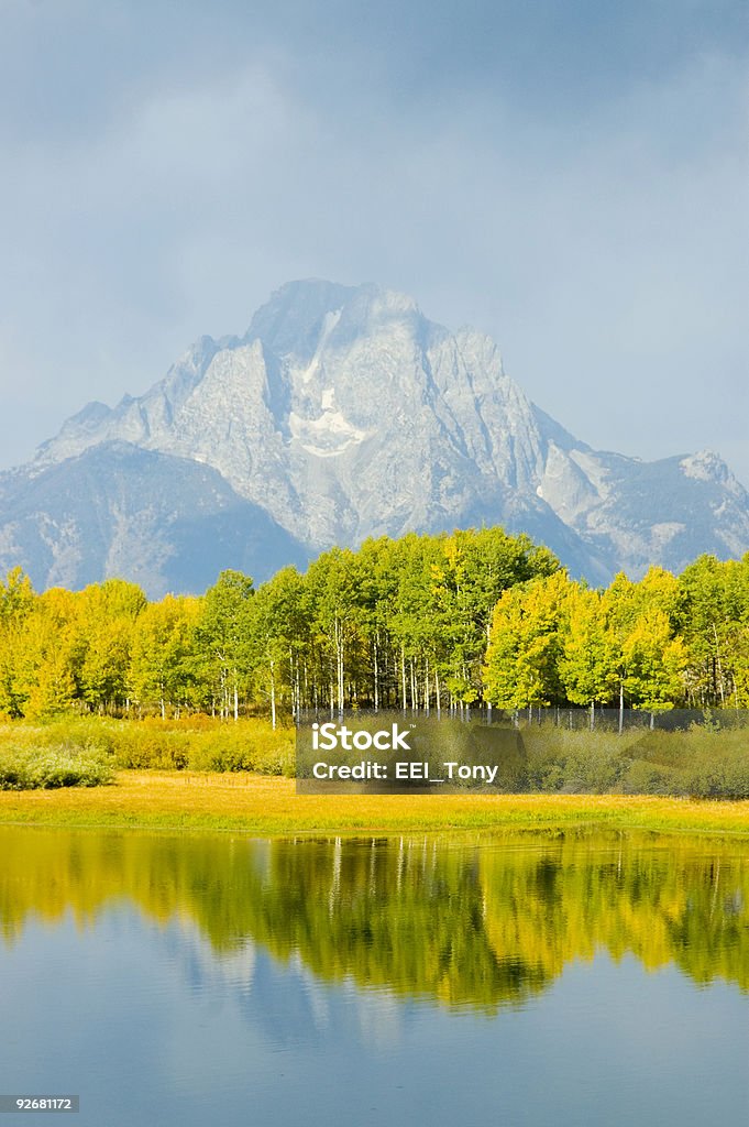 Montanhas, céu e reflectidos no lago de outono cores - Royalty-free Amarelo Foto de stock