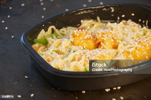 Horno De Microondas Televisor Pollo Y Comida Para La Cena De Sésamo Foto de stock y más banco de imágenes de Cena congelada