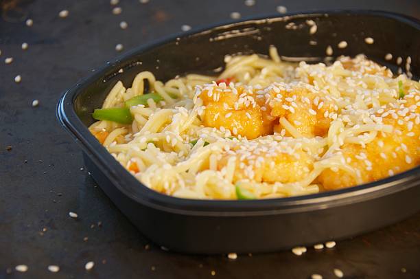 Un four à micro-ondes et TV dîner Repas de poulet aux graines de sésame - Photo