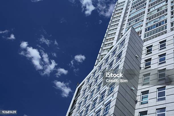 Moderne Bürogebäude Stockfoto und mehr Bilder von Arbeiten - Arbeiten, Architektur, Ausverkauf