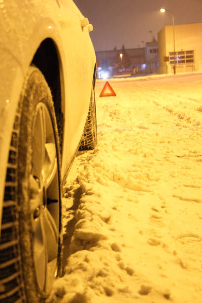 istock The car is faulty 926815092