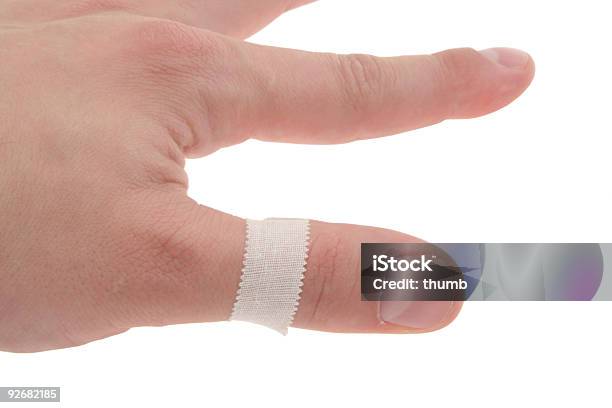 Polegar Bandaid No Fundo Branco Puro - Fotografias de stock e mais imagens de Branco - Branco, Caridade e Ajuda, Cuidados de Saúde e Medicina