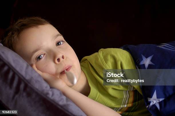 Chory Dziecko - zdjęcia stockowe i więcej obrazów Choroba - Choroba, Chłopcy, Dziecko