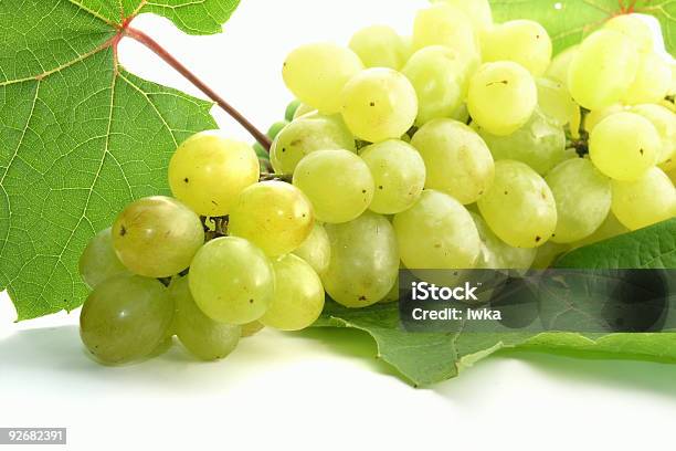 Uvas Foto de stock y más banco de imágenes de Agua - Agua, Aislado, Alimento