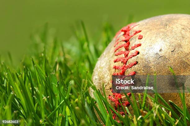 Velho Beisebol Na Grama - Fotografias de stock e mais imagens de Antigo - Antigo, Basebol, Bola de Basebol