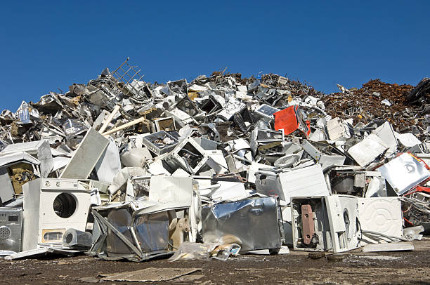 scrapyard para antiga residência de mercadorias - scrap metal part of metal recycling - fotografias e filmes do acervo