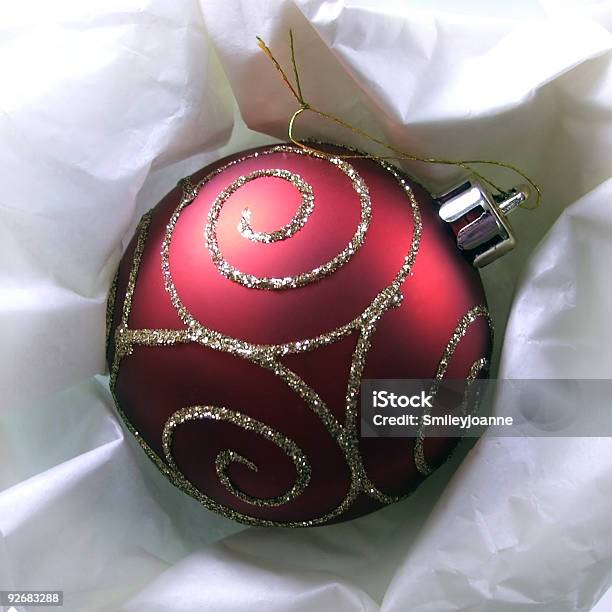 Weihnachtskugel Rot Eingewickelt Stockfoto und mehr Bilder von Weihnachtsbaum - Weihnachtsbaum, Baum, Christbaumkugel