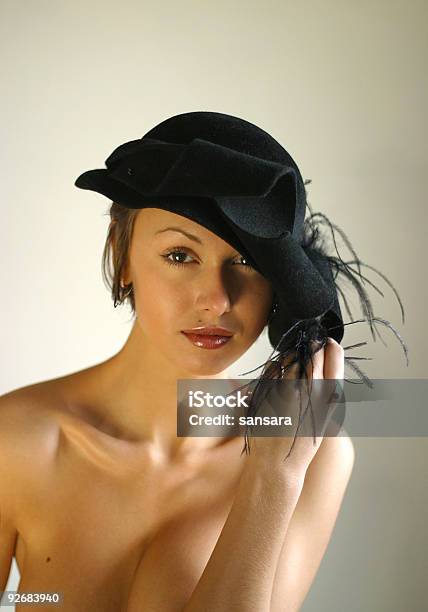 Ragazza In Un Cappello Nero - Fotografie stock e altre immagini di Partire - Partire, Abbigliamento casual, Amicizia