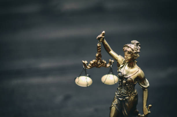 scales of justice, justitia, lady justice su uno sfondo di legno nero. - justice is blind foto e immagini stock