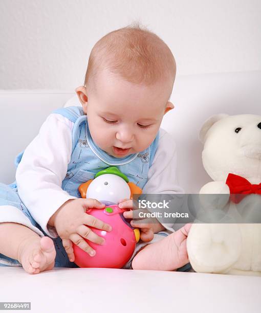 Bambino Giocano - Fotografie stock e altre immagini di Bambino piccolo - Bambino piccolo, Bebé, Carino