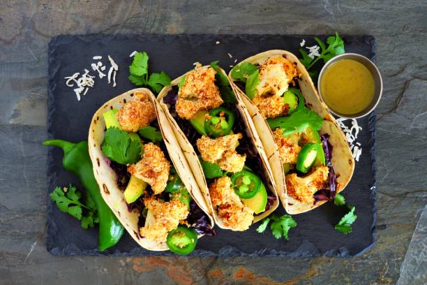 tacos di cavolfiore di cocco sani, sopra su ardesia scura - sandwich healthy eating wrap sandwich food foto e immagini stock