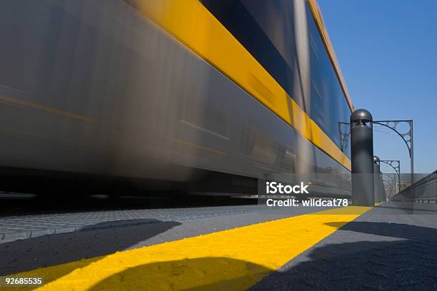 Foto de Corrida De Trem e mais fotos de stock de A caminho - A caminho, Atividade Física, Cidade