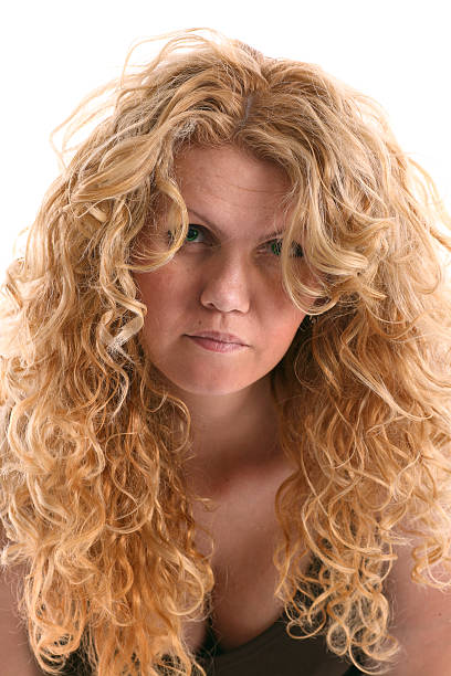 wrinkly jovem mulher loira com longo encaracolado cabelo - mid teens hairstyle curly hair long hair - fotografias e filmes do acervo
