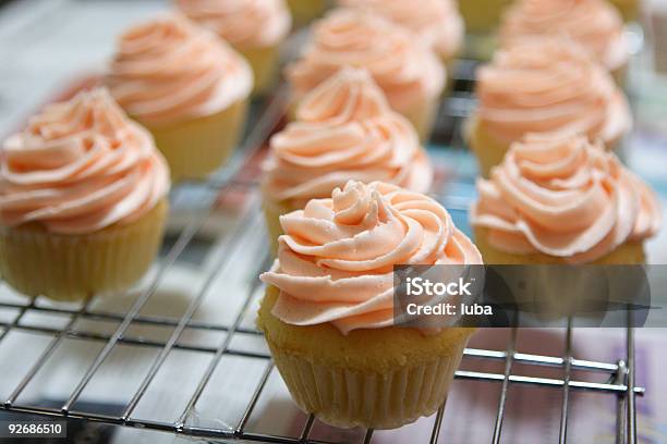 Cupcakes - Fotografie stock e altre immagini di Cibo - Cibo, Composizione orizzontale, Cotto al forno