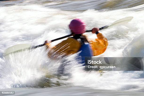 Hembra Paragüista En Rafting Rápida Foto de stock y más banco de imágenes de Piragüismo - Piragüismo, Río, Ahogarse