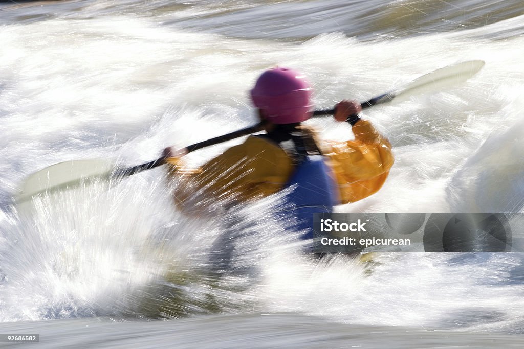 雌 kayaker にホワイトウォーター高速 - カヌーイングのロイヤリティフリーストックフォト