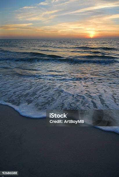 Amorous Atardecer En La Playa Foto de stock y más banco de imágenes de Abstracto - Abstracto, Agua, Aire libre
