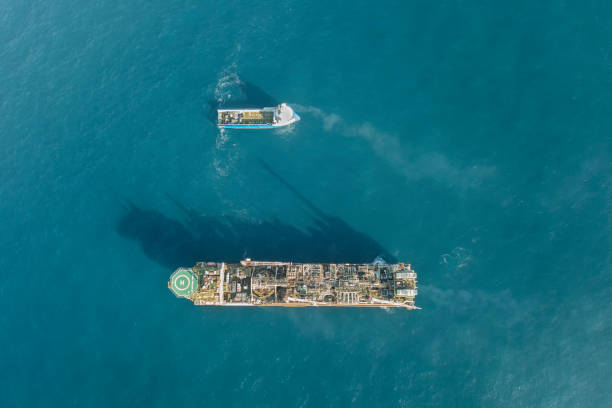 vista aerea hdr di una nave di installazione e fornitura di petrolio offshore - floating oil production platform foto e immagini stock