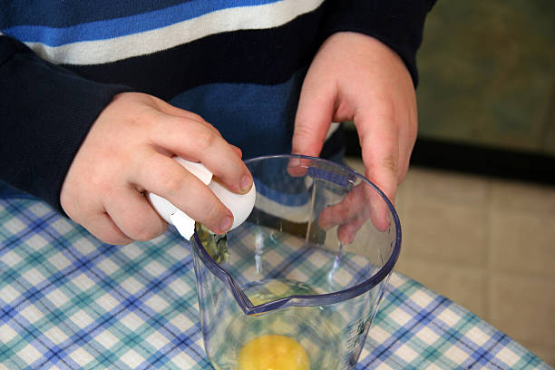 savant un œuf - break eggs domestic kitchen breaking photos et images de collection