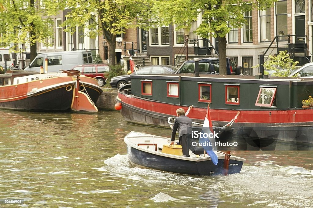 Hombre en un barco - Foto de stock de Agua libre de derechos