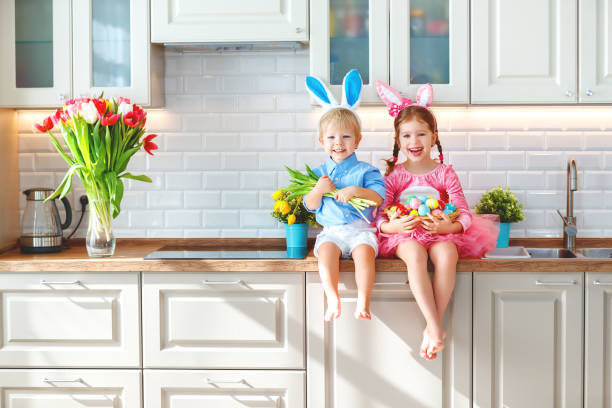 wesołych świąt! śmieszne śmieszne dzieci l z uszami zając przygotowuje się do wakacji - easter baby rabbit eggs zdjęcia i obrazy z banku zdjęć