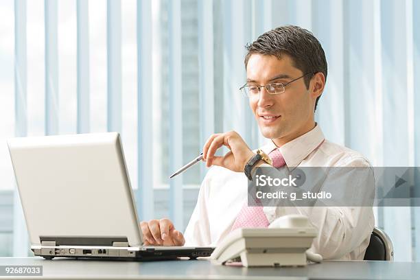 Retrato De Feliz Sonriente Hombre De Negocios Con Ordenador Portátil En Oficina Foto de stock y más banco de imágenes de Adulto