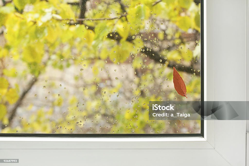 Окно/Осень - Стоковые фото Абстрактный роялти-фри