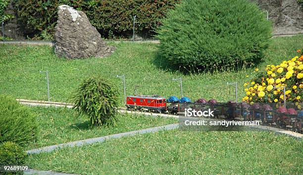Piccolo Treno In Una Grande Mondo - Fotografie stock e altre immagini di Trenino - Trenino, Canton Ticino, Composizione orizzontale