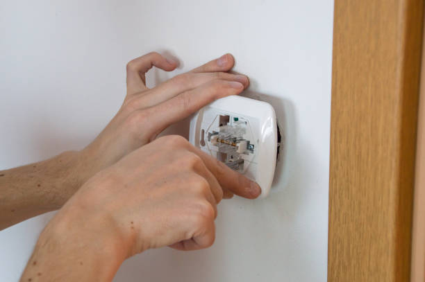 istock Close-up of for electrical hands who installing new electrical light switch. 926898554