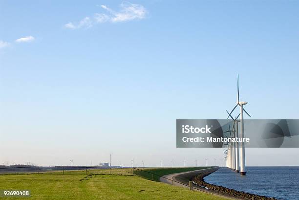 Turbine Eoliche Nel Paesaggio - Fotografie stock e altre immagini di Acqua - Acqua, Ambiente, Architettura