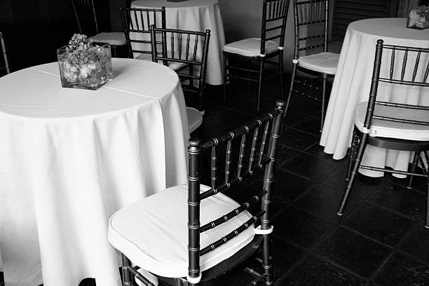 엠티 테이블 및 의자, 결혼 피로연을 여십시오. 스톡 사진
