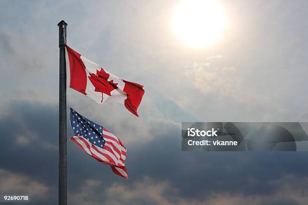 Relaciones Con Los Estados Unidos Y Canadá Foto de stock y más banco de imágenes de EE.UU. - EE.UU., Canadá, Bandera canadiense