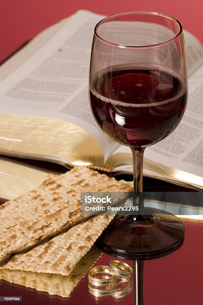 Communion avec des bandes de mariage - Photo de Acte notarié libre de droits